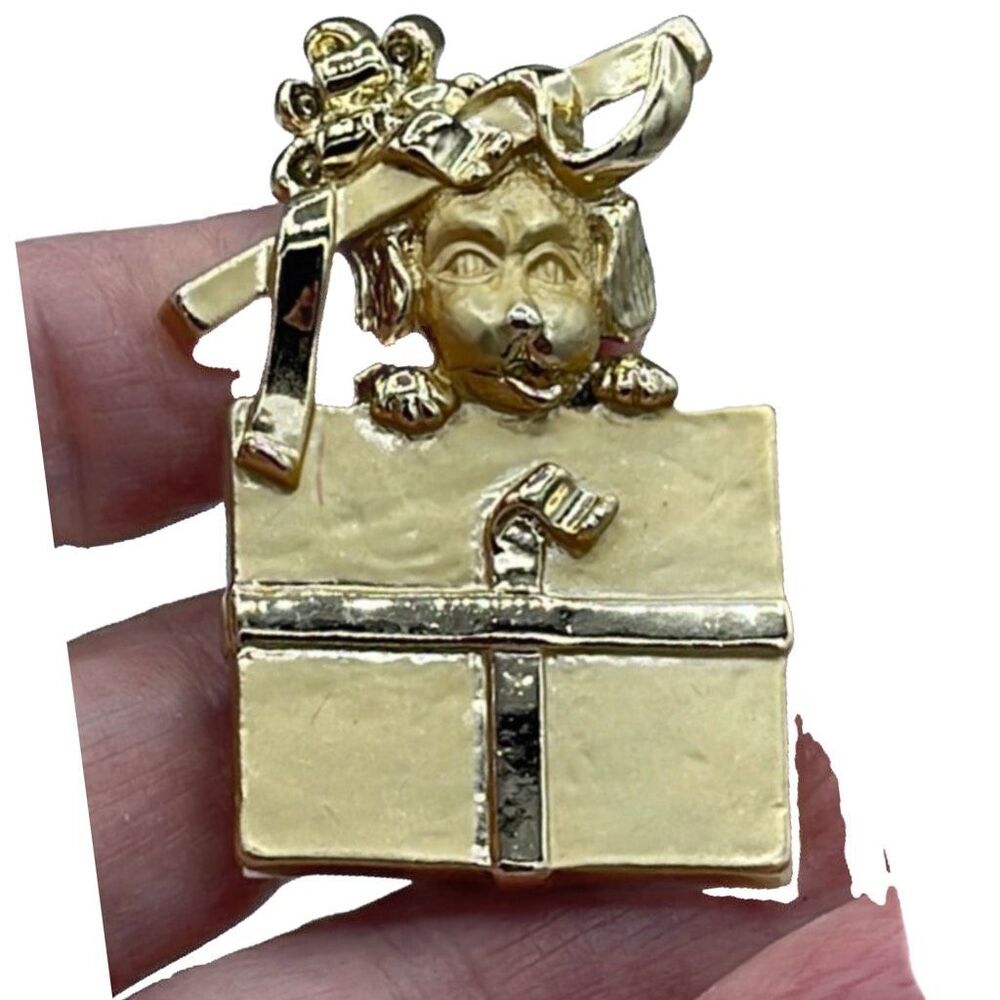 American Jewelry Co. puppy peeping from gift brooch.